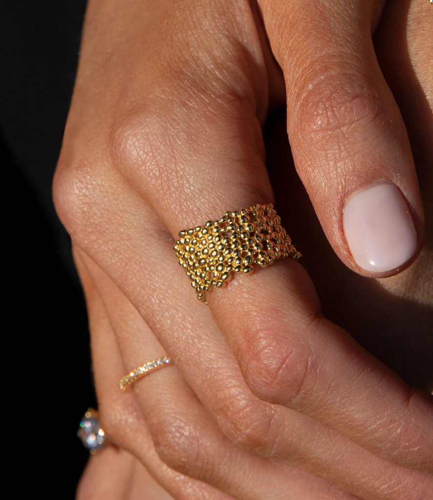 Anello 18 carati con piccolo fiore